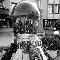 Poprad - fontána s guľou, 1993