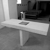 Nová Lesná - Obnova r.k. kostola Zvestovania Pána - obetný stôl zo štokovaného betónu, 2009